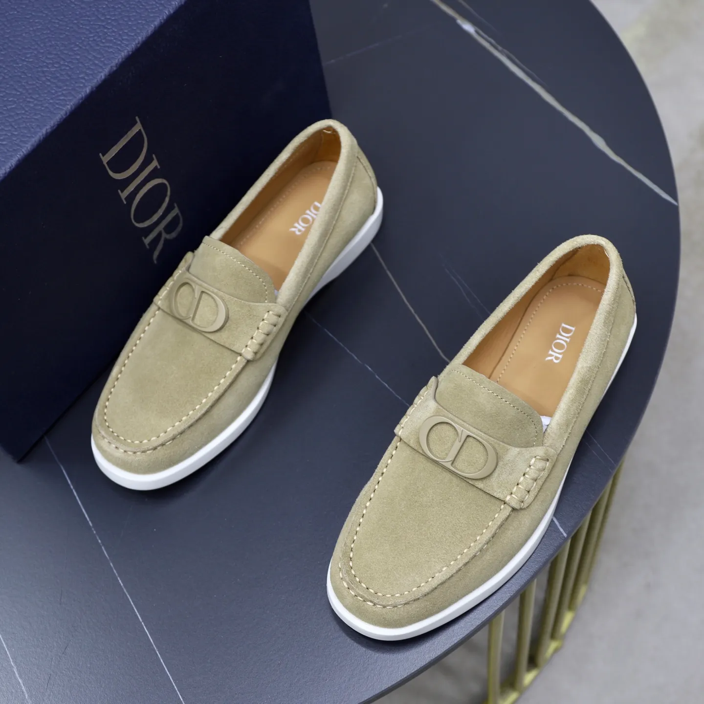 Ex-factory price: 540🙅‍♂️🙅‍♂️🙅‍♂️ Brand: Dior DIOR Standard code: Men's code 38/44 (45 can be customized) Grade: Same as the official website Material: Original cowhide stitching, cowhide lining, original TPU wear-resistant soft outsole Style categories: Leisure and sports version, footwear for driving, young fashion, European and American trends, British style Color: actual picture color